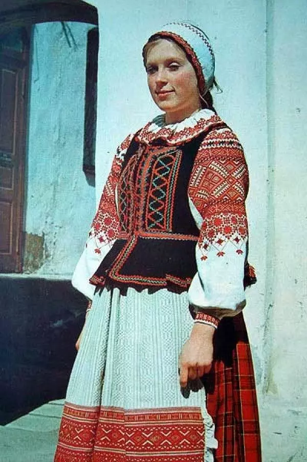 বেলারুশিয়ান জাতীয় স্যুট (67 ছবি): বেলারুশের নারীর কস্টিউমের উপাদান, শিশু, শীতকালীন জাতীয় পরিচ্ছদ 1392_14