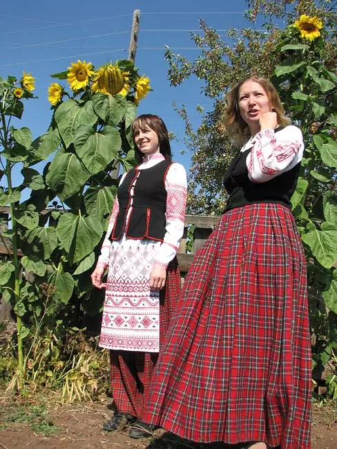 Baltkrievijas nacionālais tērps (67 fotoattēli): sieviešu tautas kostīms Baltkrievijas, bērnu, ziemas nacionālie tērpi elementi 1392_15