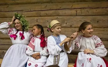 Fehérorosz állam öltöny (67 fotók): Fehéroroszország női népviseletének elemei, gyermekek, téli nemzeti jelmezek 1392_20