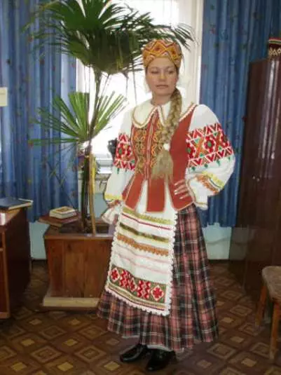 Беларусь ұлттық костюмі (67 сурет): Беларуссияның әйелдер костюмдерінің элементтері, балалар, қысқы ұлттық костюмдер 1392_29
