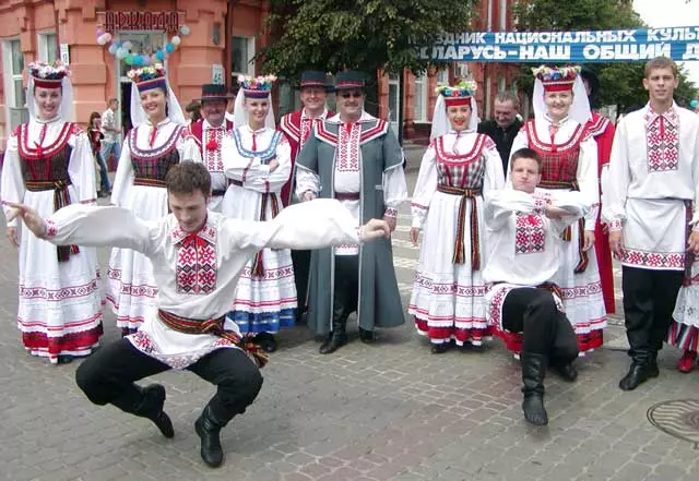 Беларуски национален костюм (67 снимки): елементи на фолклорната носия от Беларус на жените, детски, зимни национални носии 1392_37