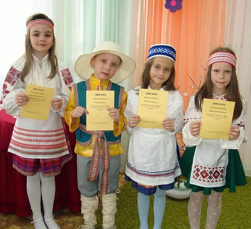 Belarus Suit Nasional (67 Foto): Unsur-unsur kostum rakyat wanita Belarus, bocah-bocah nasional 1392_39