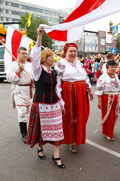 Terno Nacional Bielorrusso (67 fotos): Elementos da fantasia popular das mulheres de Bielorrússia, crianças, trajes nacionais de inverno 1392_42