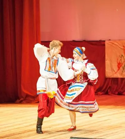 Costumul național din Belarus (67 fotografii): Elemente ale costumului folcloric al femeilor din Belarus, Costume naționale pentru copii, iarnă 1392_55