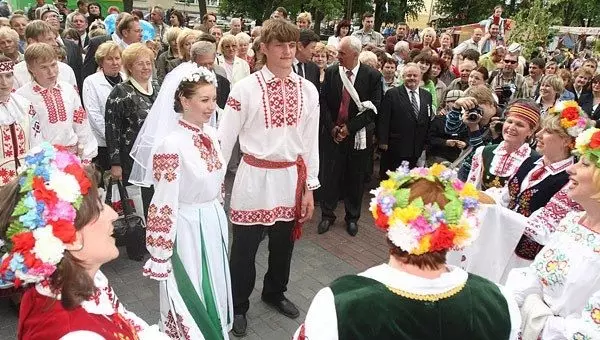 Vestit nacional de Bielorússia (67 fotos): Elements de vestit popular de dona de Bielorússia, Disfresses nacionals d'hivern, infantils 1392_63