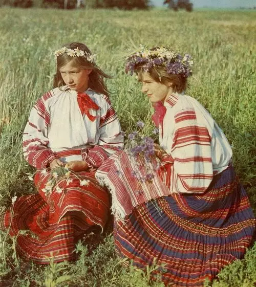 Baltarusijos nacionalinis kostiumas (67 nuotraukos): Baltarusijos moterų liaudies kostiumo elementai, vaikų, žiemos nacionaliniai kostiumai 1392_9