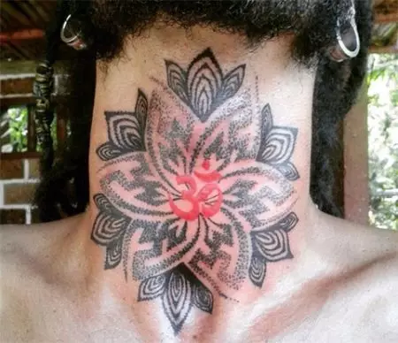 Om tattoo: agaciro ka tatouage muburyo bwikimenyetso cya mantra, tatouage ku ijosi no inyuma, ku rutugu hamwe n'ibindi bice by'umubiri, ibishushanyo 13932_10
