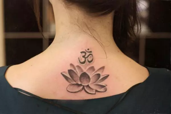 OM Tattoo: Tattoo-arvo Mantra-symbolin muodossa, tatuointi kaulassa ja takana, olkapäässä ja muut kehon osat, luonnokset 13932_11