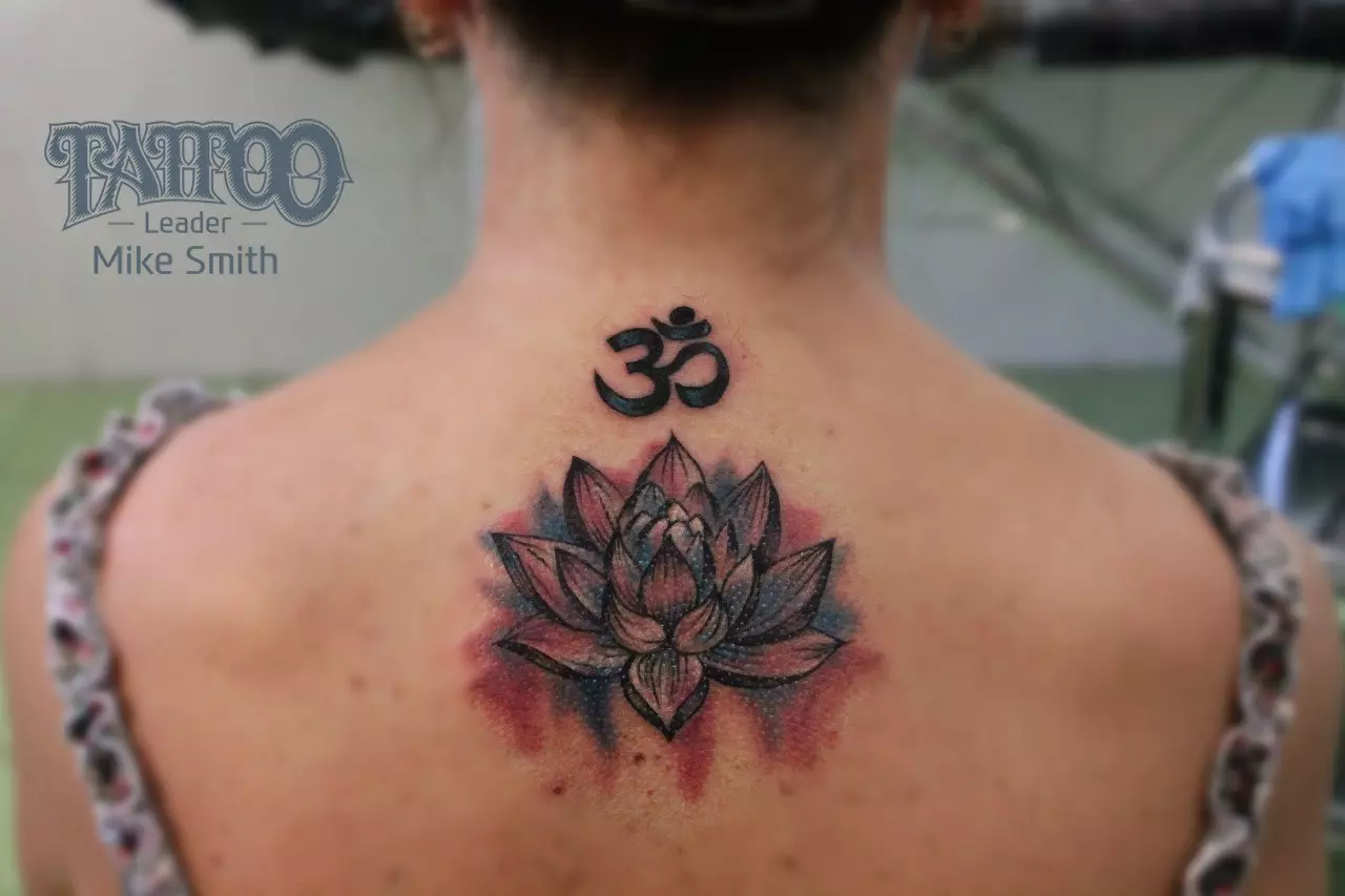 Om tattoo: agaciro ka tatouage muburyo bwikimenyetso cya mantra, tatouage ku ijosi no inyuma, ku rutugu hamwe n'ibindi bice by'umubiri, ibishushanyo 13932_12