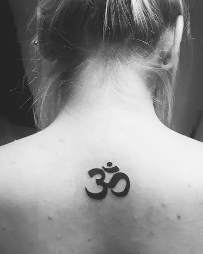 OM Tattoo: Tattoo-arvo Mantra-symbolin muodossa, tatuointi kaulassa ja takana, olkapäässä ja muut kehon osat, luonnokset 13932_14