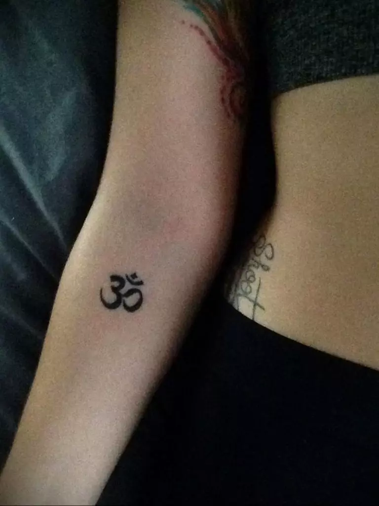 OM Tattoo: Tattoo-arvo Mantra-symbolin muodossa, tatuointi kaulassa ja takana, olkapäässä ja muut kehon osat, luonnokset 13932_16