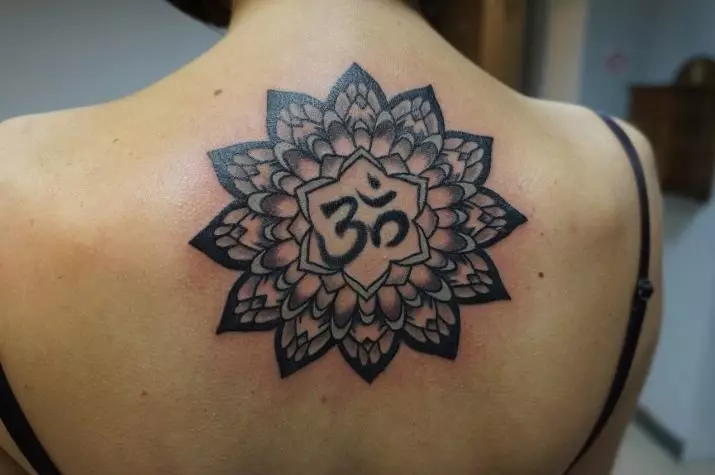 OM Tattoo: Tattoo-arvo Mantra-symbolin muodossa, tatuointi kaulassa ja takana, olkapäässä ja muut kehon osat, luonnokset 13932_2