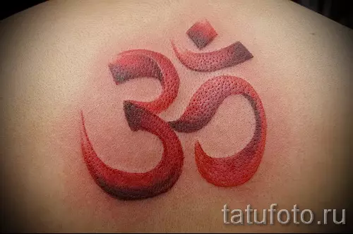 Om tattoo: agaciro ka tatouage muburyo bwikimenyetso cya mantra, tatouage ku ijosi no inyuma, ku rutugu hamwe n'ibindi bice by'umubiri, ibishushanyo 13932_21