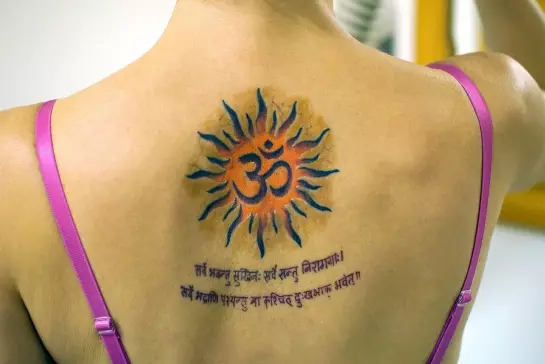 OM Tattoo: Tattoo-arvo Mantra-symbolin muodossa, tatuointi kaulassa ja takana, olkapäässä ja muut kehon osat, luonnokset 13932_22