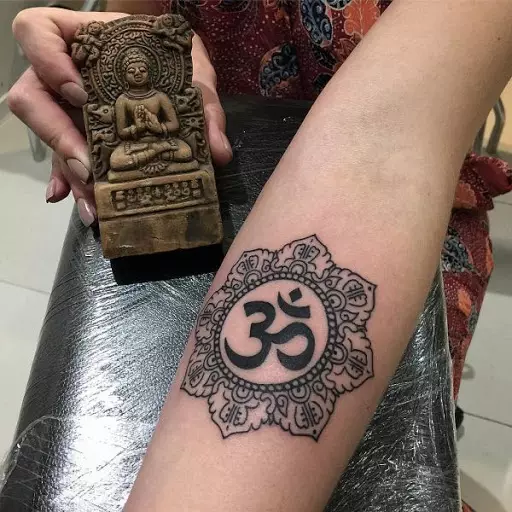 OM Tattoo: Tattoo-arvo Mantra-symbolin muodossa, tatuointi kaulassa ja takana, olkapäässä ja muut kehon osat, luonnokset 13932_23