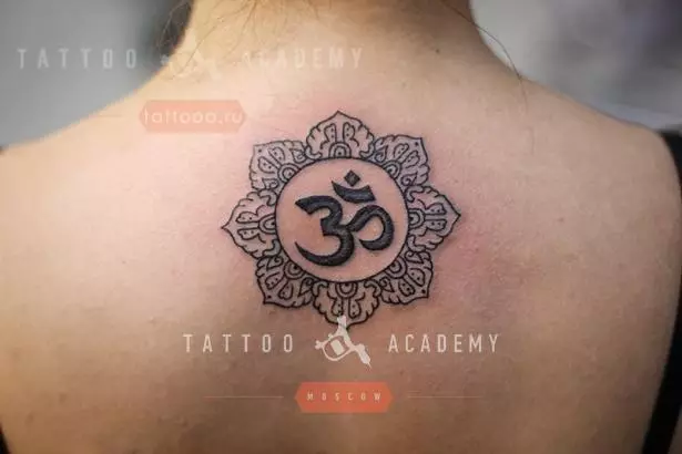 OM Tattoo: Tattoo-arvo Mantra-symbolin muodossa, tatuointi kaulassa ja takana, olkapäässä ja muut kehon osat, luonnokset 13932_24