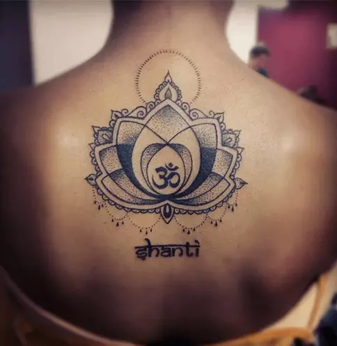 OM Tattoo: Tattoo-arvo Mantra-symbolin muodossa, tatuointi kaulassa ja takana, olkapäässä ja muut kehon osat, luonnokset 13932_25