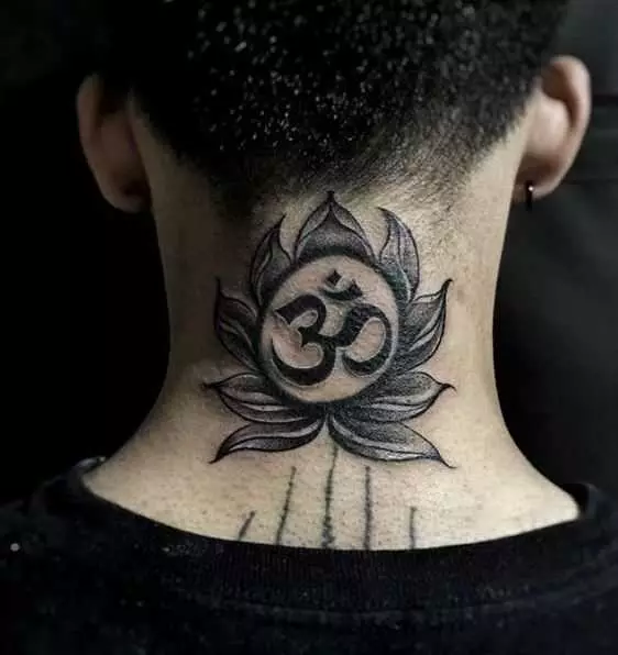 Om tattoo: agaciro ka tatouage muburyo bwikimenyetso cya mantra, tatouage ku ijosi no inyuma, ku rutugu hamwe n'ibindi bice by'umubiri, ibishushanyo 13932_27