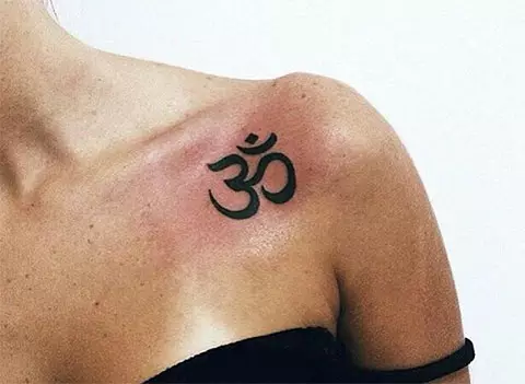 OM Tattoo: Tattoo-arvo Mantra-symbolin muodossa, tatuointi kaulassa ja takana, olkapäässä ja muut kehon osat, luonnokset 13932_28