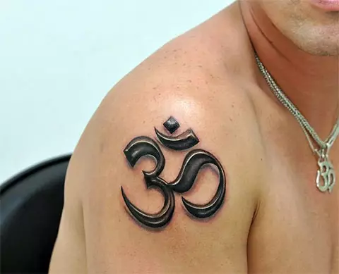 OM Tattoo: Tattoo-arvo Mantra-symbolin muodossa, tatuointi kaulassa ja takana, olkapäässä ja muut kehon osat, luonnokset 13932_29