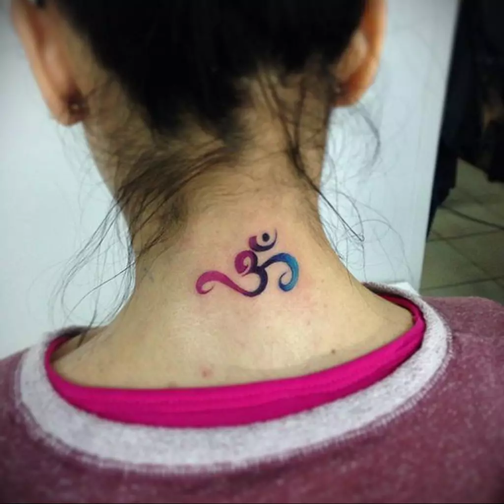 Om tattoo: agaciro ka tatouage muburyo bwikimenyetso cya mantra, tatouage ku ijosi no inyuma, ku rutugu hamwe n'ibindi bice by'umubiri, ibishushanyo 13932_8