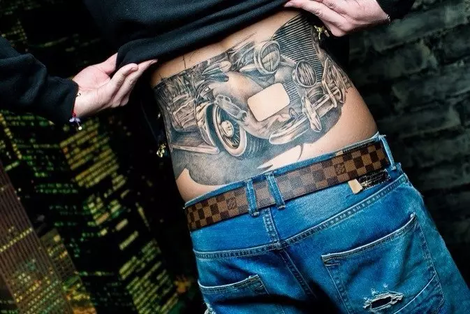 Тетоважа на долниот дел на грбот (54 фотографии): скици на убави тетоважи, мали и големи. Што мислиш? Модерен и необичен тетоважа, љубовници, ѕвезди и други 13938_12