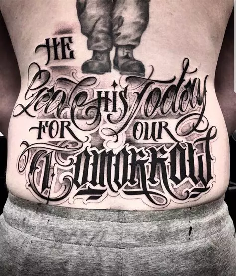 Tattoo på nedre rygg (54 bilder): Skisser av vakre tatoveringer, små og store. Hva mener du? Fasjonable og uvanlig tatovering, elskere, stjerner og andre 13938_16
