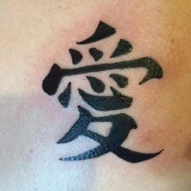 Tattoo kumugongo wo hasi (Amafoto 54): Igishushanyo cyishushanya cyiza, gito na kinini. Ushaka kuvuga iki? Tattoo yimyambarire kandi idasanzwe, abakunzi, inyenyeri nabandi 13938_19
