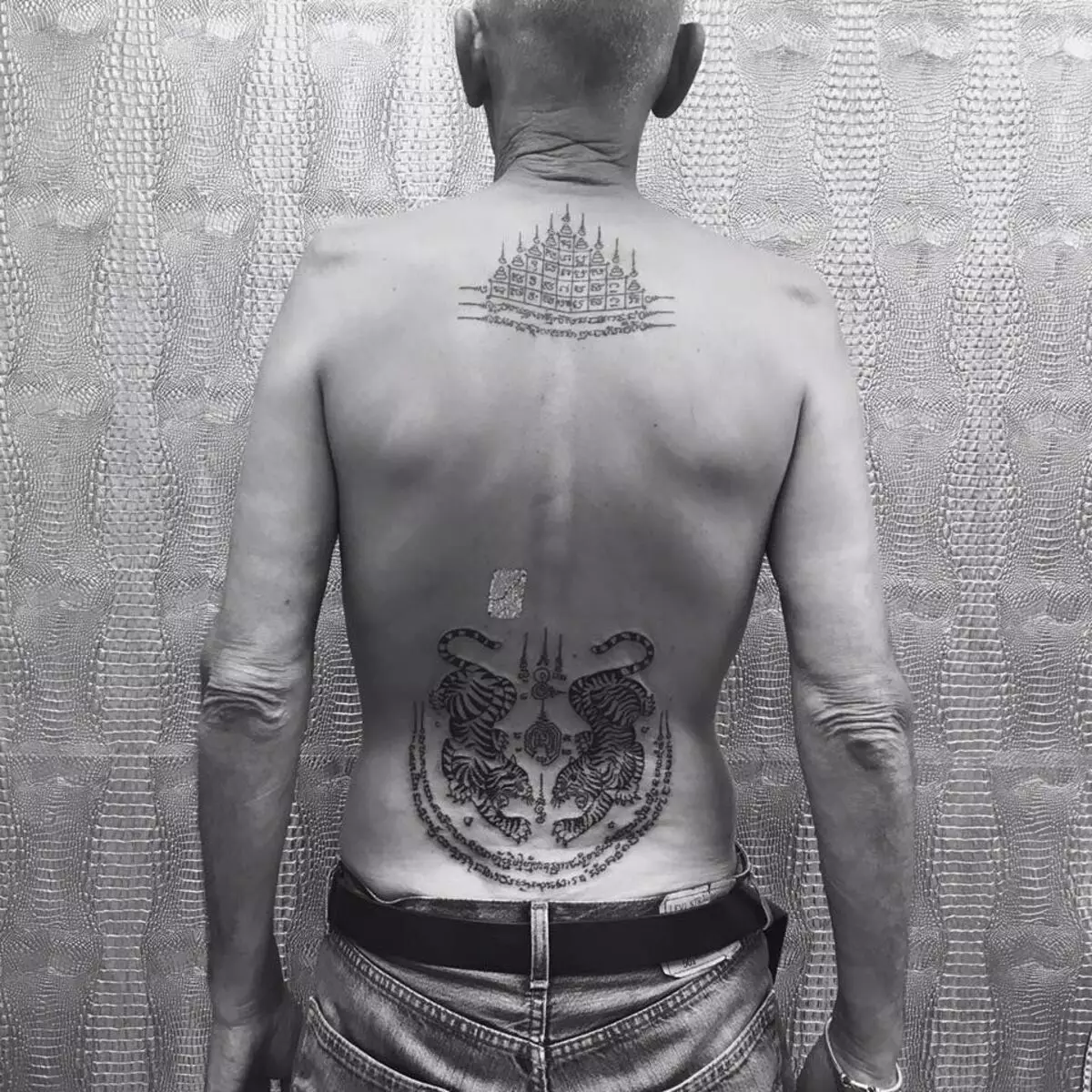 Tatuaggio alla parte bassa della schiena (54 foto): schizzi di bellissimi tatuaggi, piccoli e grandi. Cosa intendi? Tatuaggio, amanti, stelle e altri alla moda e insoliti 13938_21