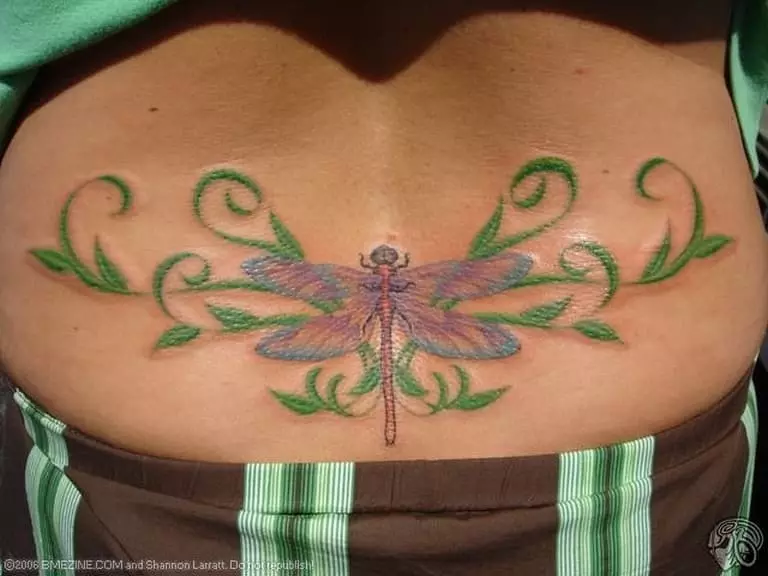Tatuaxe na parte inferior das costas (54 fotos): bosquexos de fermosos tatuaxes, pequenos e grandes. Que queres dicir? Tatuaje de moda e inusual, amantes, estrelas e outros 13938_25