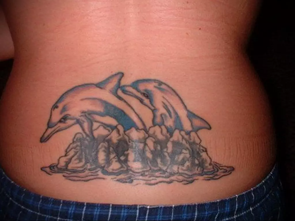Tattoo na spodnjem delu hrbta (54 fotografij): skice lepih tetovaž, majhnih in velikih. Kaj misliš s tem? Modne in nenavadne tattoo, ljubitelji, zvezde in drugi 13938_27