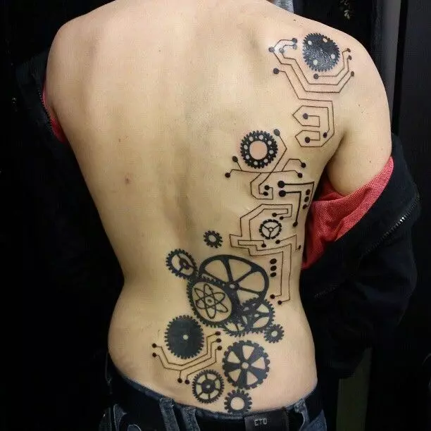 Tetovaža na donjem dijelu leđa (54 fotografije): skice prekrasnih tetovaža, male i velike. Kako misliš? Modna i neobična tetovaža, ljubavnici, zvijezde i drugi 13938_33
