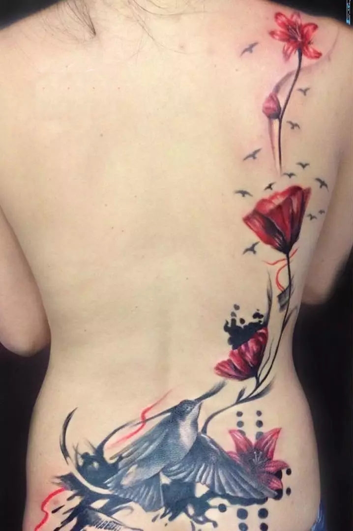 Тетоважа на долниот дел на грбот (54 фотографии): скици на убави тетоважи, мали и големи. Што мислиш? Модерен и необичен тетоважа, љубовници, ѕвезди и други 13938_40
