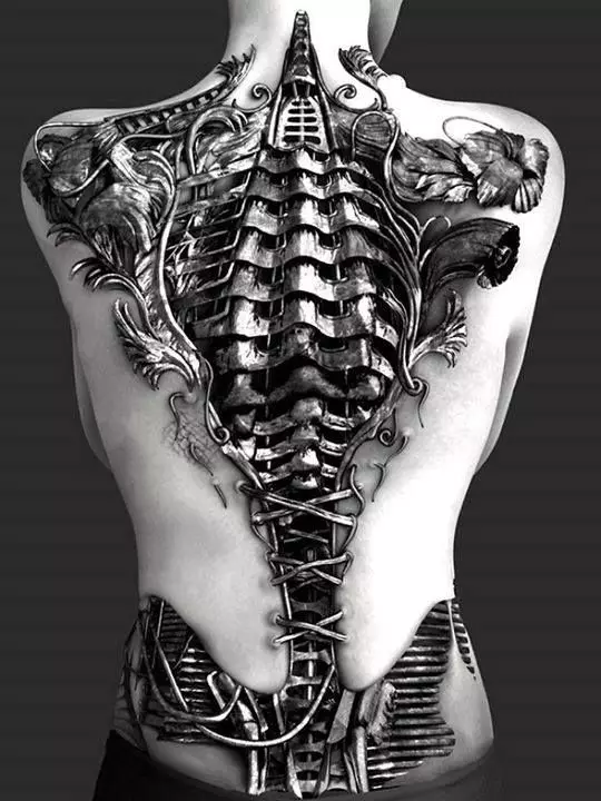 Tattoo na spodnjem delu hrbta (54 fotografij): skice lepih tetovaž, majhnih in velikih. Kaj misliš s tem? Modne in nenavadne tattoo, ljubitelji, zvezde in drugi 13938_44