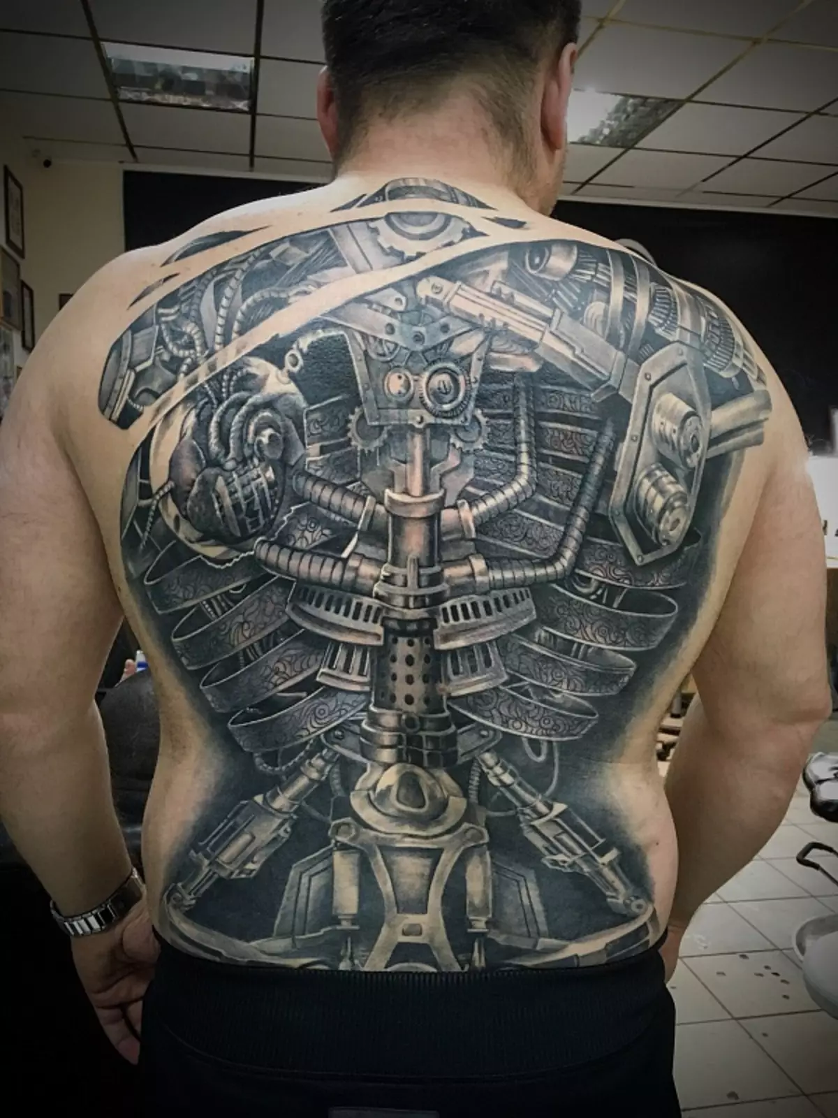 Tattoo på nedre rygg (54 bilder): Skisser av vakre tatoveringer, små og store. Hva mener du? Fasjonable og uvanlig tatovering, elskere, stjerner og andre 13938_45