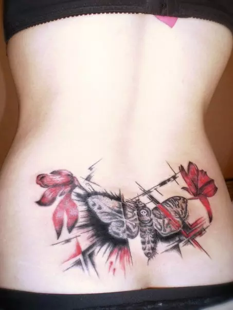 Tattoo på nedre rygg (54 bilder): Skisser av vakre tatoveringer, små og store. Hva mener du? Fasjonable og uvanlig tatovering, elskere, stjerner og andre 13938_51