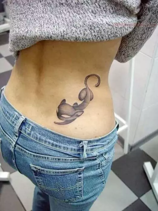Tetoválás az alsó hátán (54 fotók): Gyönyörű tetoválás vázlata, kicsi és nagy. Hogy érted? Divatos és szokatlan tetoválás, szerelmesek, csillagok és mások 13938_52
