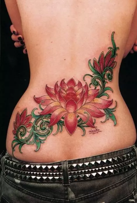 Tetovaža na donjem dijelu leđa (54 fotografije): skice prekrasnih tetovaža, male i velike. Kako misliš? Modna i neobična tetovaža, ljubavnici, zvijezde i drugi 13938_6