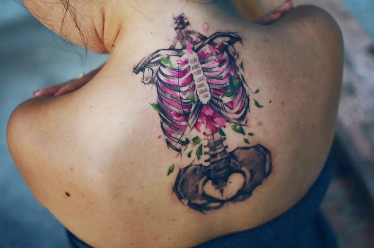 Tattoo op 'e rêch: Tatoeaazjes-ynskripsje lâns de rêch en blommen op' e cervikale vertebra, stjerren en planeten, tekens fan 'e zodiac en oare tatoet. Sketsen 13939_11