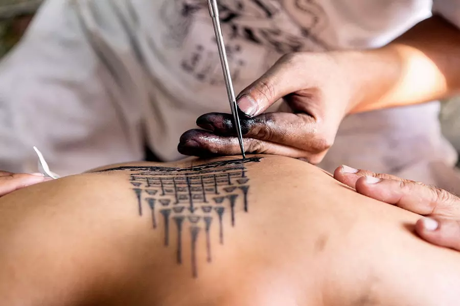 Tattoo sa spine: tattoos-inskripsiyon sa spine ug mga bulak sa cervical vertebra, mga bituon ug mga planeta, mga timailhan sa zodiac ug uban pang tattooc. Mga sketsa 13939_12