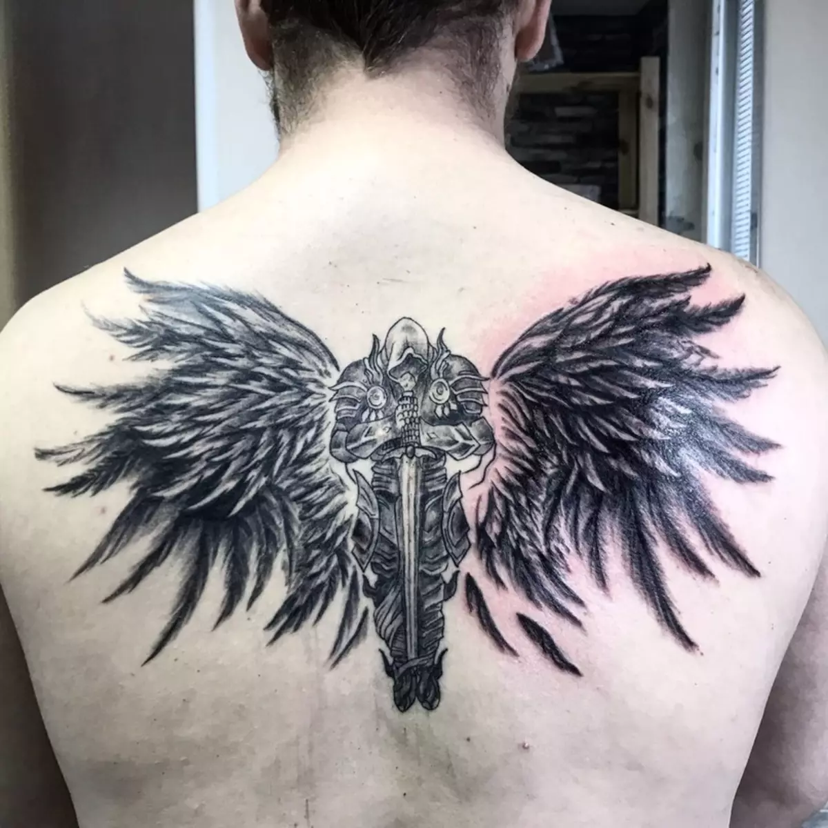 Tattoo op 'e rêch: Tatoeaazjes-ynskripsje lâns de rêch en blommen op' e cervikale vertebra, stjerren en planeten, tekens fan 'e zodiac en oare tatoet. Sketsen 13939_15