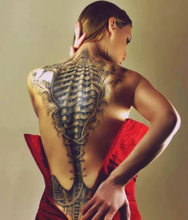 Tattoo li ser sporê: Tattoos-inscription li ser spî û kulîlkên li ser vertebra cervical, stêr û planet, nîşanên zodiac û tattoo. Skîzes 13939_18