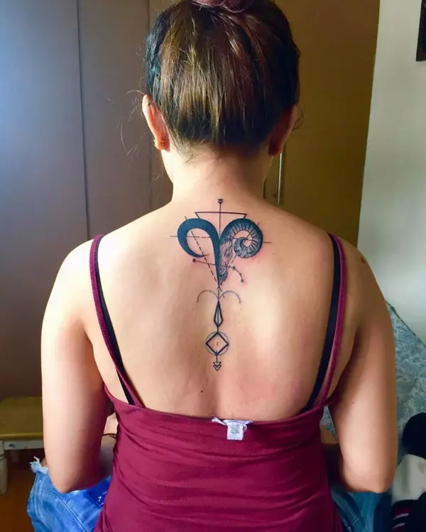 Tattoo li ser sporê: Tattoos-inscription li ser spî û kulîlkên li ser vertebra cervical, stêr û planet, nîşanên zodiac û tattoo. Skîzes 13939_20