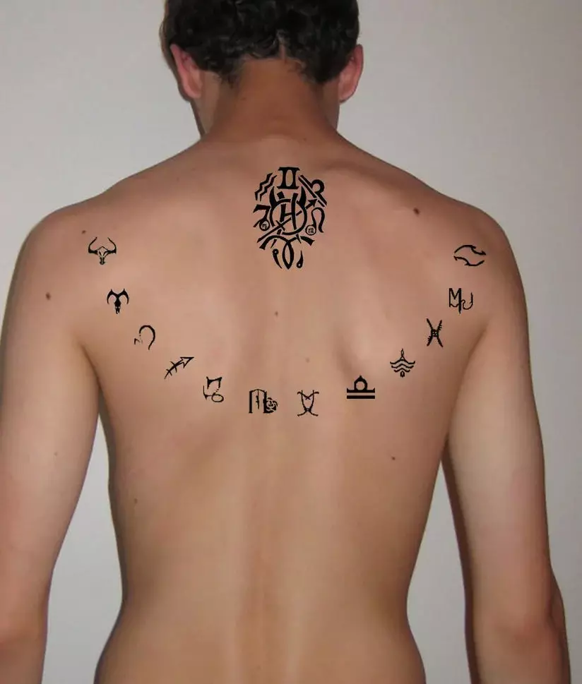 Tattoo op 'e rêch: Tatoeaazjes-ynskripsje lâns de rêch en blommen op' e cervikale vertebra, stjerren en planeten, tekens fan 'e zodiac en oare tatoet. Sketsen 13939_21
