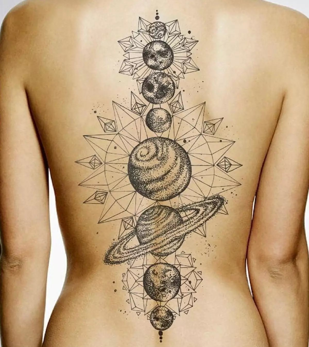 Tattoo li ser sporê: Tattoos-inscription li ser spî û kulîlkên li ser vertebra cervical, stêr û planet, nîşanên zodiac û tattoo. Skîzes 13939_23