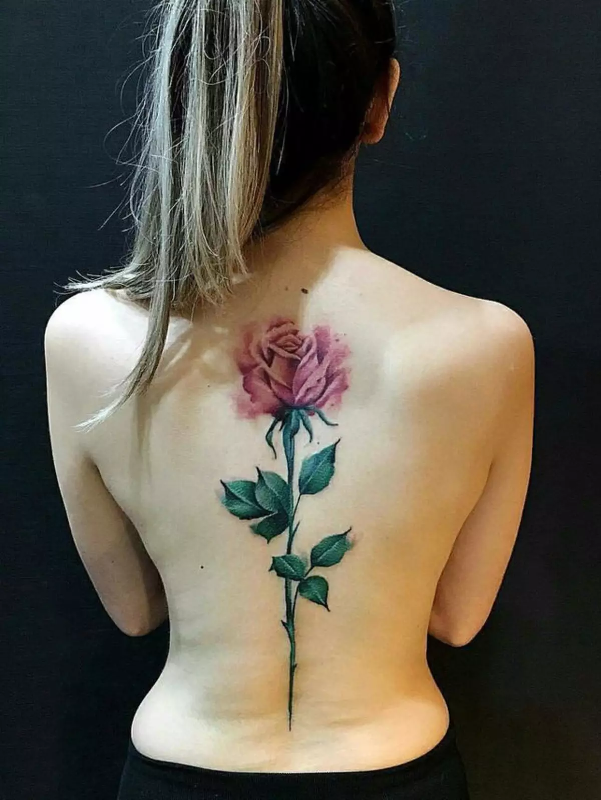 Tattoo op 'e rêch: Tatoeaazjes-ynskripsje lâns de rêch en blommen op' e cervikale vertebra, stjerren en planeten, tekens fan 'e zodiac en oare tatoet. Sketsen 13939_24