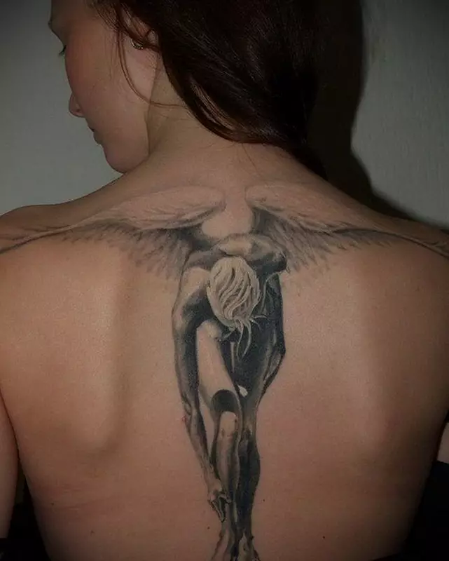 Tattoo op 'e rêch: Tatoeaazjes-ynskripsje lâns de rêch en blommen op' e cervikale vertebra, stjerren en planeten, tekens fan 'e zodiac en oare tatoet. Sketsen 13939_29