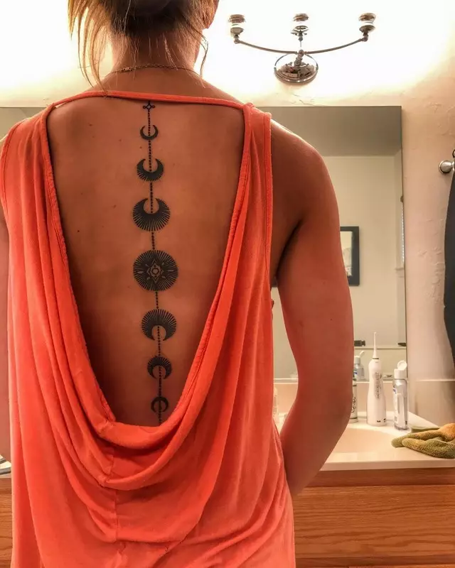 Tattoo op 'e rêch: Tatoeaazjes-ynskripsje lâns de rêch en blommen op' e cervikale vertebra, stjerren en planeten, tekens fan 'e zodiac en oare tatoet. Sketsen 13939_3