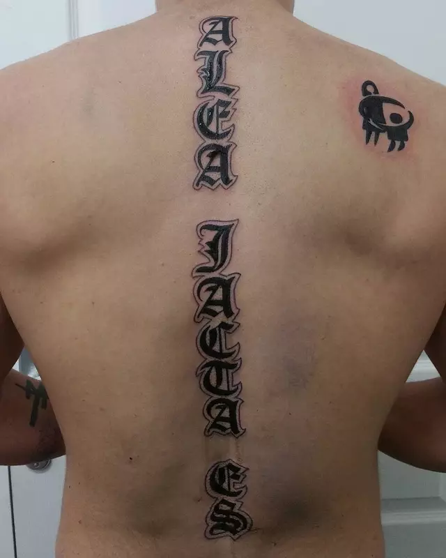 Tattoo li ser sporê: Tattoos-inscription li ser spî û kulîlkên li ser vertebra cervical, stêr û planet, nîşanên zodiac û tattoo. Skîzes 13939_33