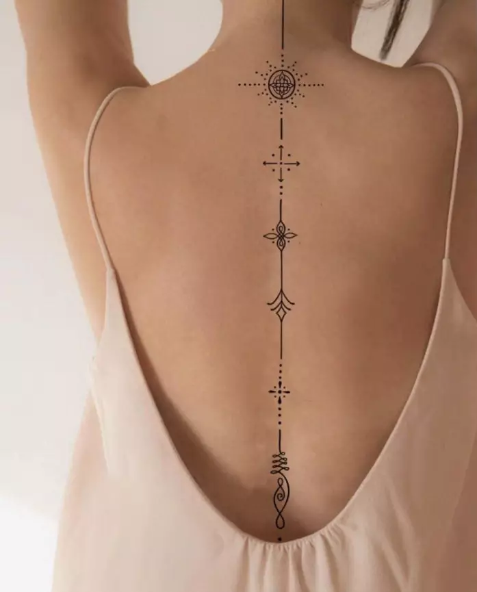 Tattoo li ser sporê: Tattoos-inscription li ser spî û kulîlkên li ser vertebra cervical, stêr û planet, nîşanên zodiac û tattoo. Skîzes 13939_34
